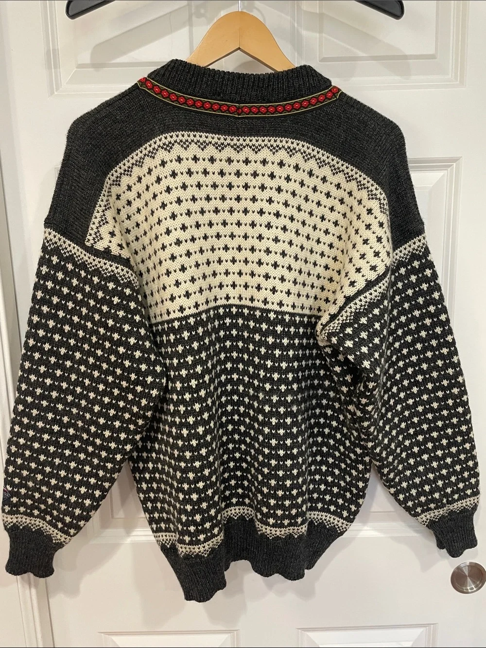 Nordstrikk Men’s Wool Sweater Medium Pewter Clasp Geometric Scandinavian Grey
